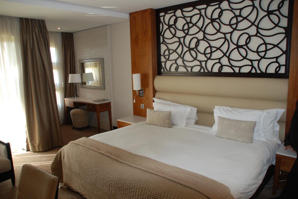 Royal Marang Hotel Phokeng Zimmer foto A bedroom in the hotel